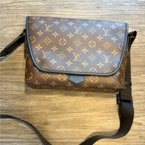 This bag is new and comes with dust cloth and box. Asking 1100.00 us dillars